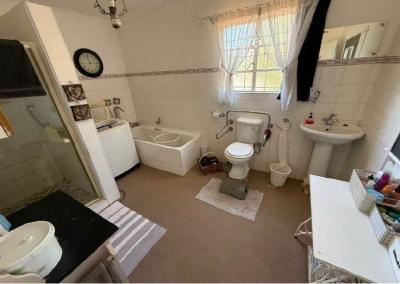 4 Bed House in Upington-4