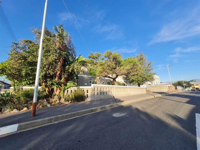 1 Bedroom Flat in Strand Central-7