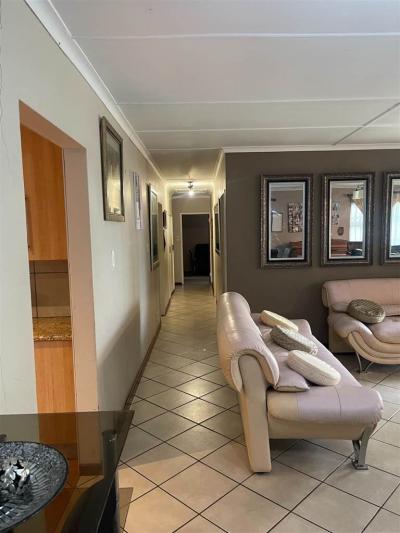 4 Bedroom House in Gonubie-12