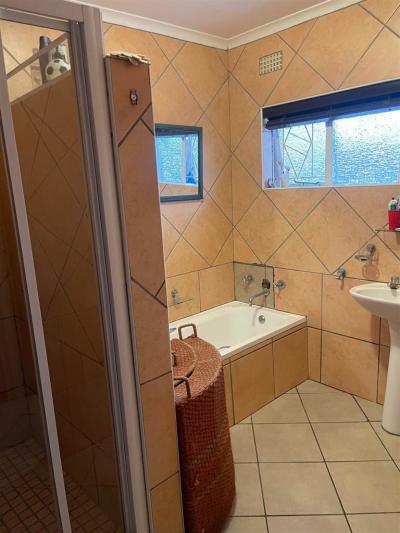 4 Bedroom House in Gonubie-14