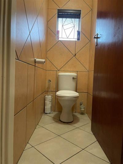 4 Bedroom House in Gonubie-15