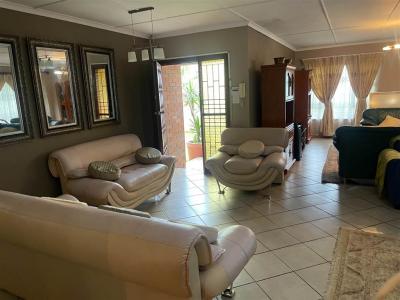 4 Bedroom House in Gonubie-5