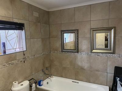 4 Bedroom House in Gonubie-9