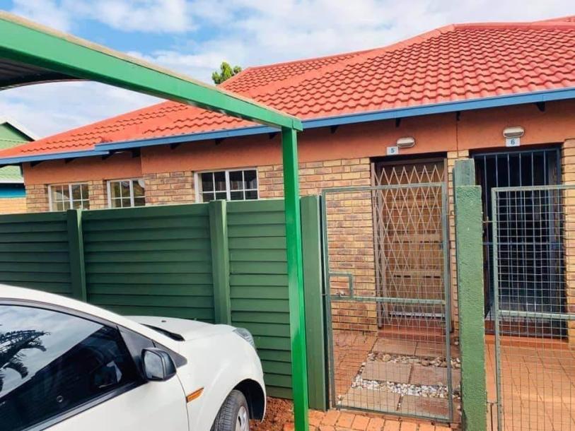 2 Bedroom Townhouse in Doornpoort and surrounds-10