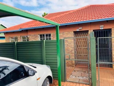 2 Bedroom Townhouse in Doornpoort and surrounds-2