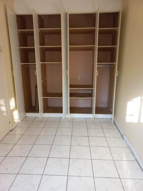 Bachelor apartment in Randpark-0