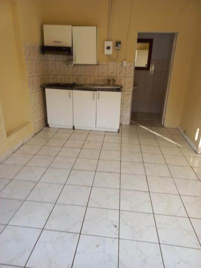 Bachelor apartment in Randpark-1