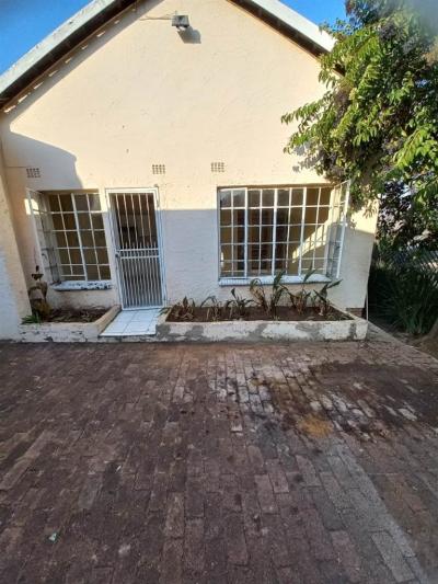 Bachelor apartment in Randpark-3