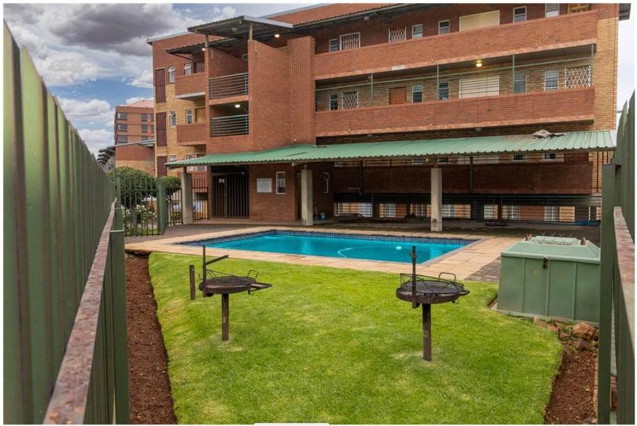 2 Bedroom Flat in Braamfontein Werf-7