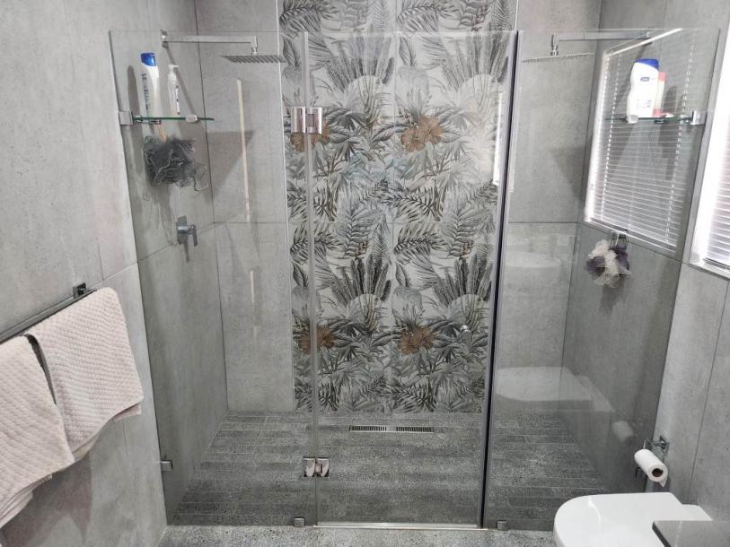 5 Bedroom House in Blue Valley Golf Estate-12