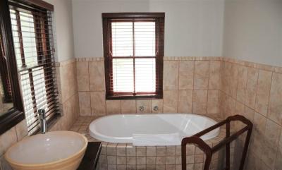 5 Bedroom House in Thesen Islands-11