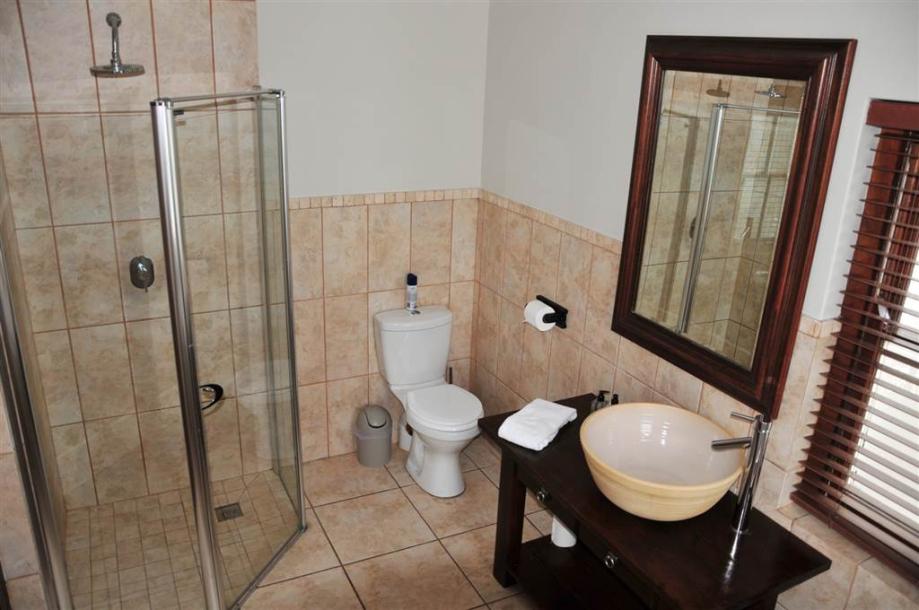 5 Bedroom House in Thesen Islands-12