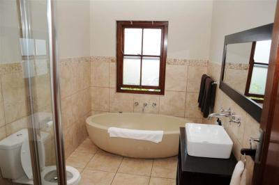 5 Bedroom House in Thesen Islands-18