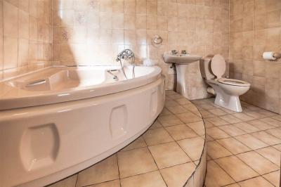 5 Bedroom House in Buffalo Flats-14