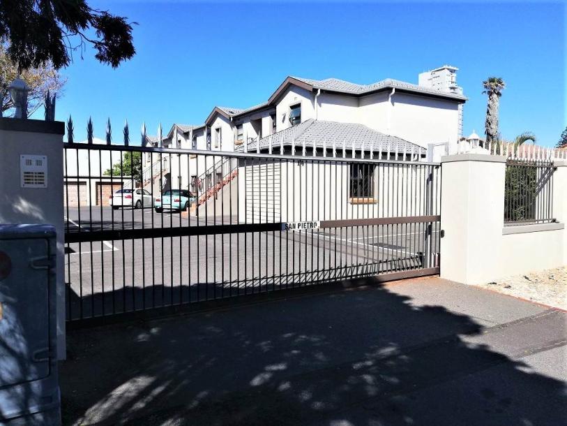 2 Bed Flat in Bloubergstrand-0