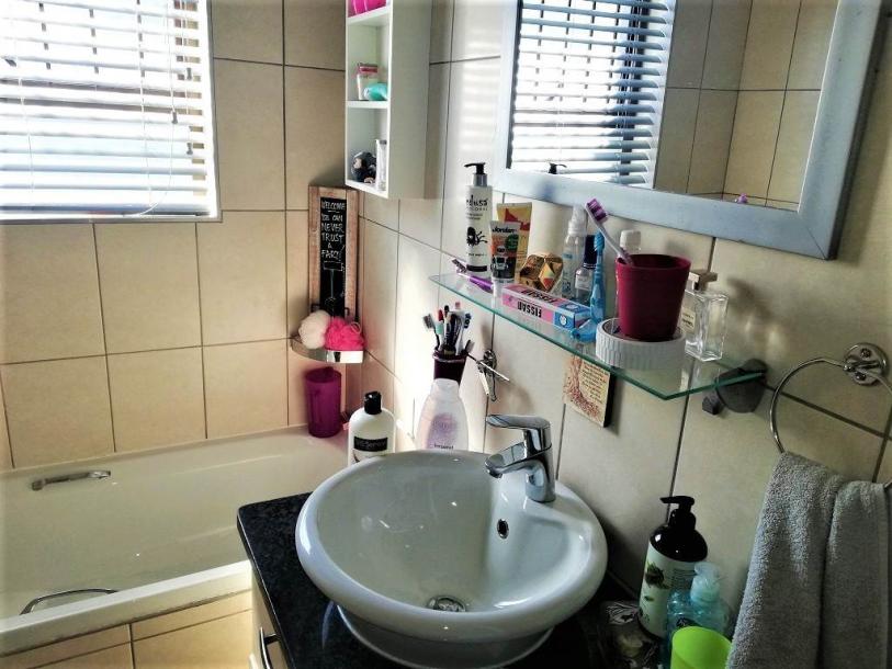 2 Bed Flat in Bloubergstrand-12