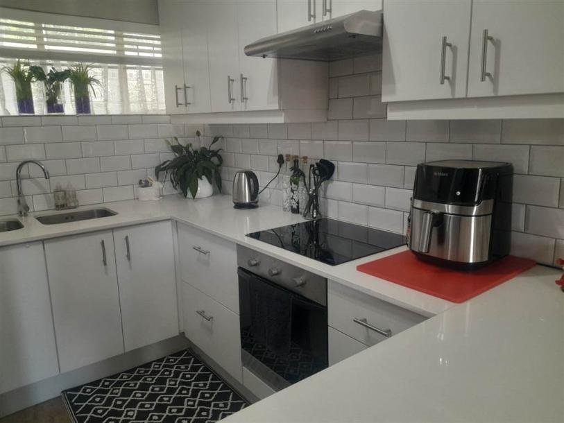 2 Bed Apartment in Vredehoek-0