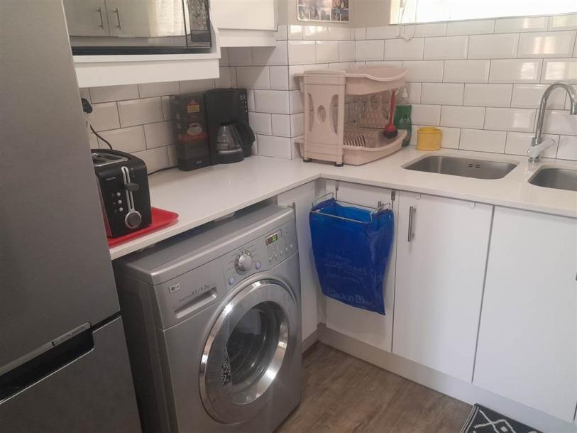 2 Bed Apartment in Vredehoek-1