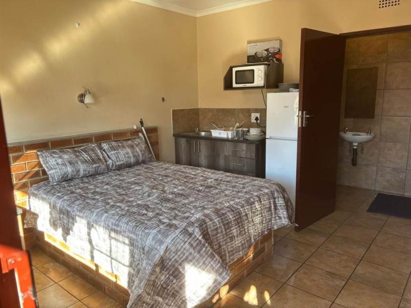 Bachelor apartment in Vaalpark-2