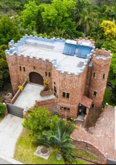 3 Bedroom House in Beacon Bay-2