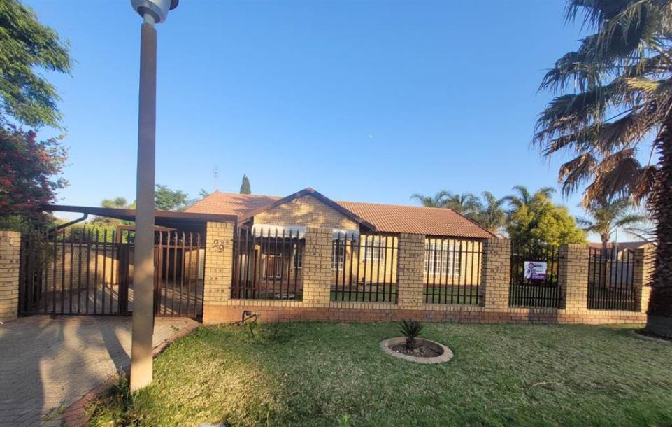 3 Bedroom House in Reyno Ridge-0