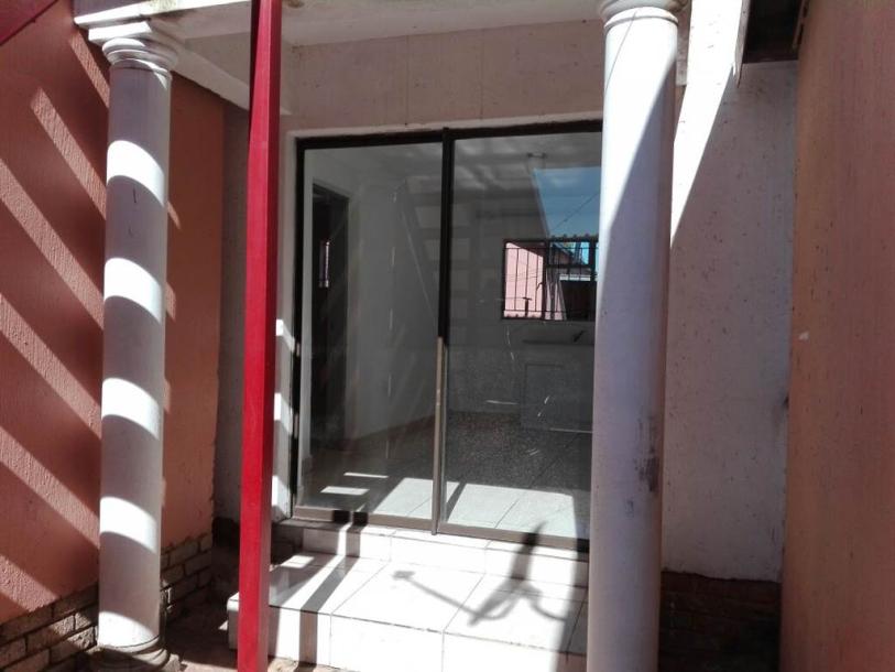 Studio apartment in Protea North-0