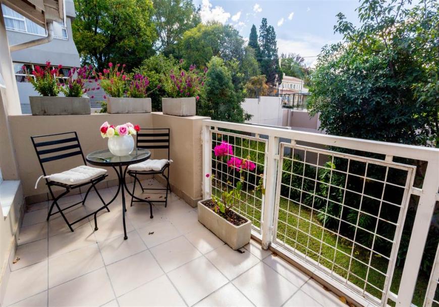 2 Bed Flat in Morningside-1