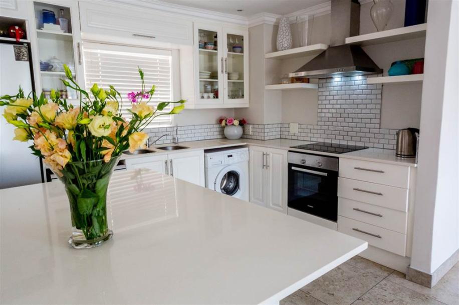 2 Bed Flat in Morningside-6