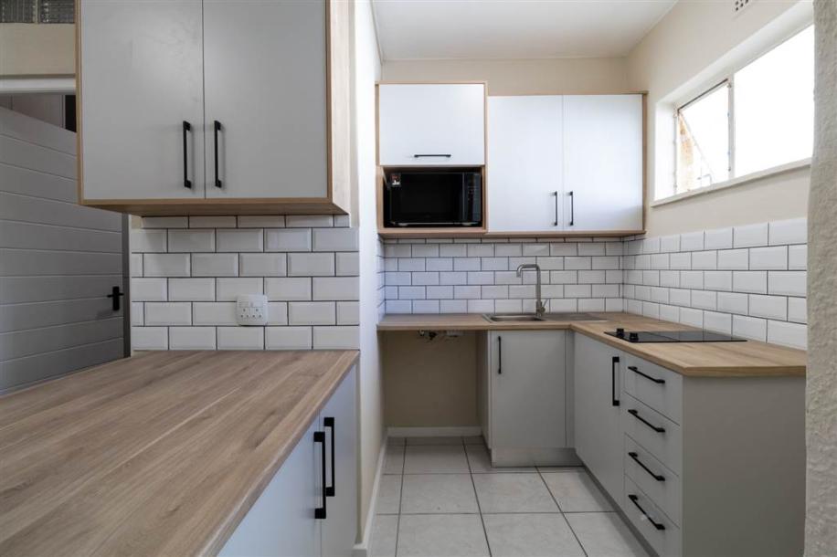 2 Bedroom Apartment in Sea Point-10