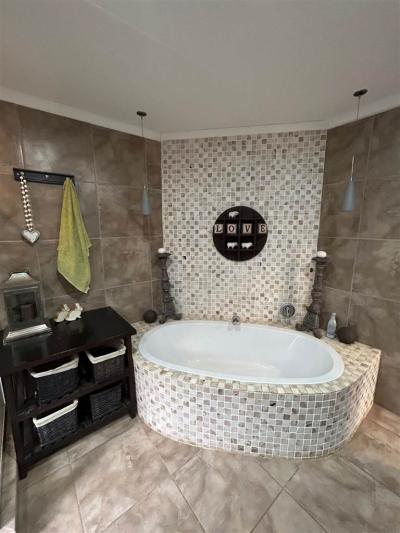 5 Bedroom House in Cashan-11