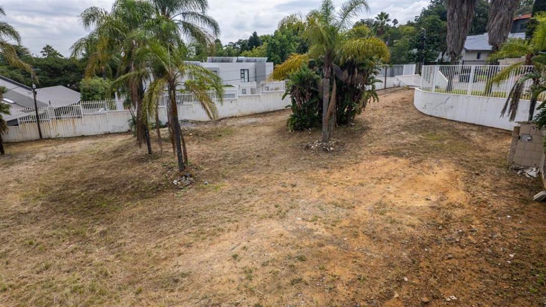 2 013 m² Land available in Morningside-8