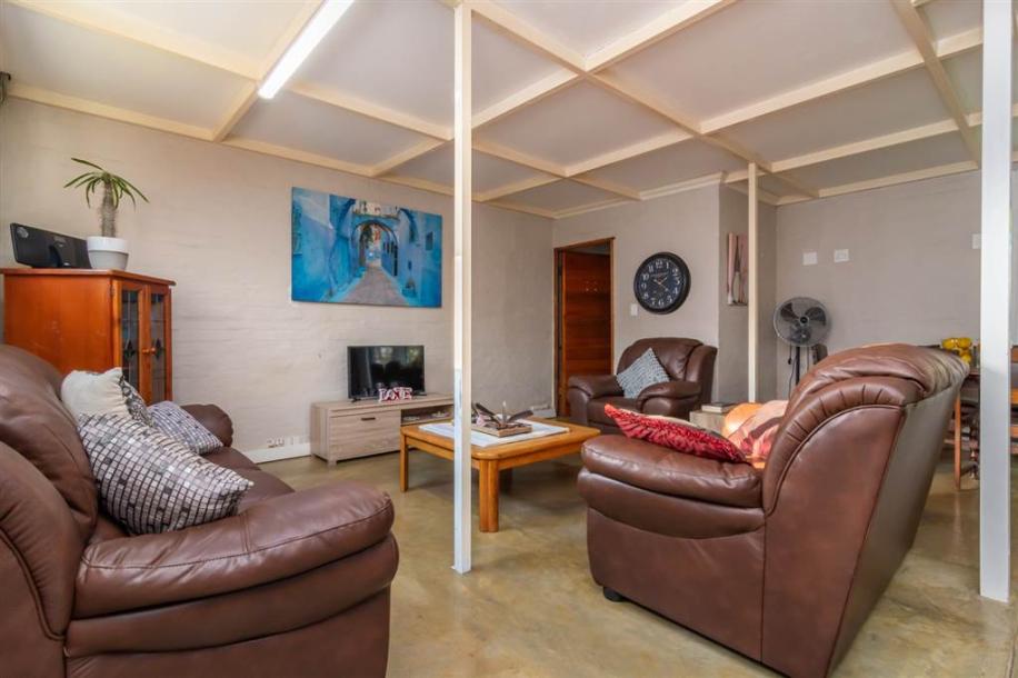 1 Bedroom Garden Cottage in Hartbeespoort Dam-0