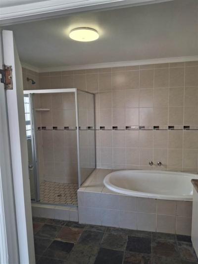 4 Bedroom House in Wavecrest-10