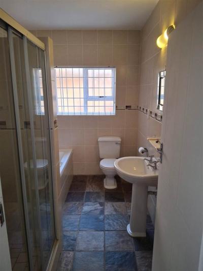 4 Bedroom House in Wavecrest-18