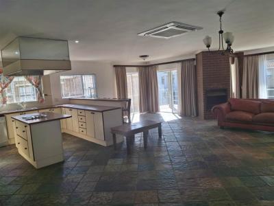 4 Bedroom House in Wavecrest-2