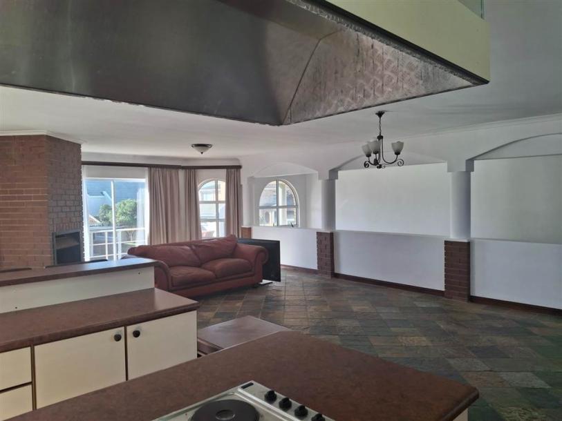 4 Bedroom House in Wavecrest-3