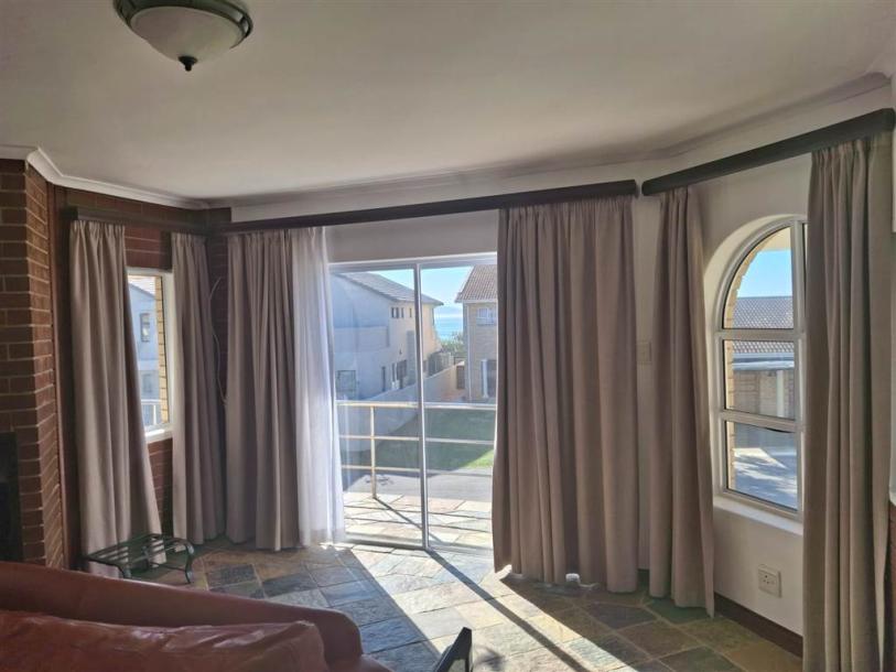 4 Bedroom House in Wavecrest-7