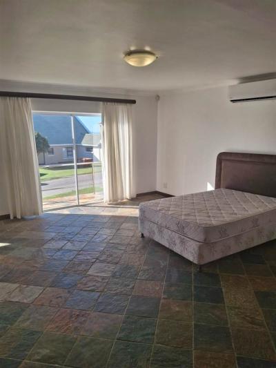 4 Bedroom House in Wavecrest-9