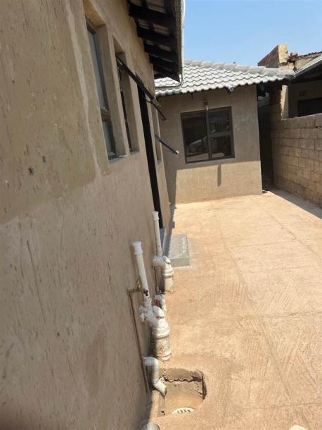 Bachelor apartment in Soweto Central-0