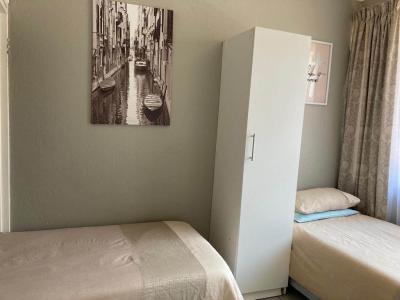 4 Bed Apartment in Windsor East-12