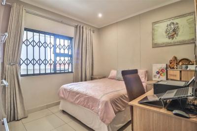 2 Bedroom Flat in Umhlanga Ridge-10