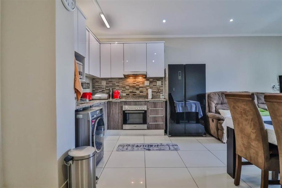 2 Bedroom Flat in Umhlanga Ridge-7