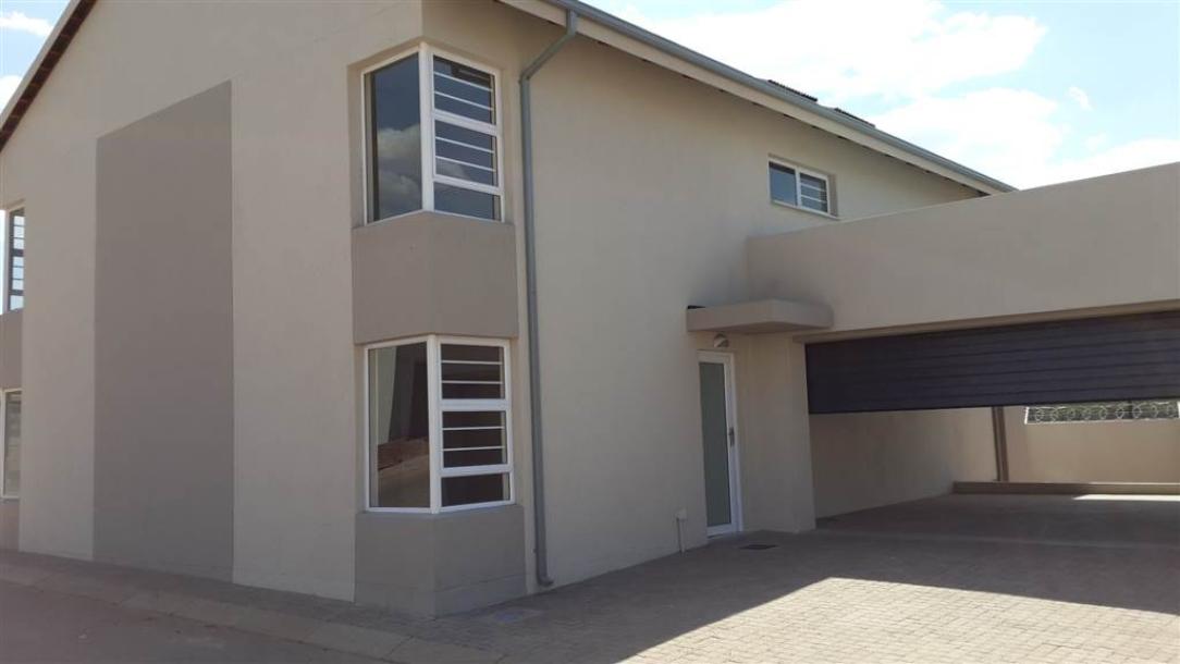 3 Bedroom Apartment in Die Heuwel-1