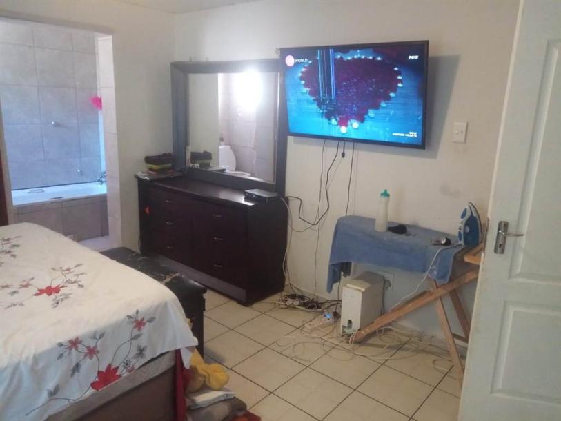 3 Bedroom House in Lyttelton Manor-3