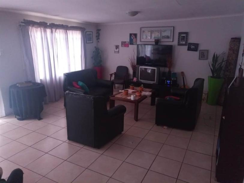 3 Bedroom House in Lyttelton Manor-4