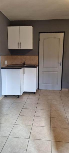 1 Bedroom Flat in Mamelodi East-2