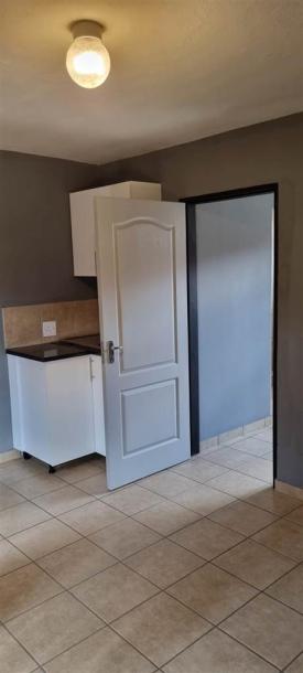 1 Bedroom Flat in Mamelodi East-3