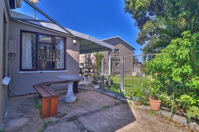 2 Bedroom Simplex in Scottburgh Central-16