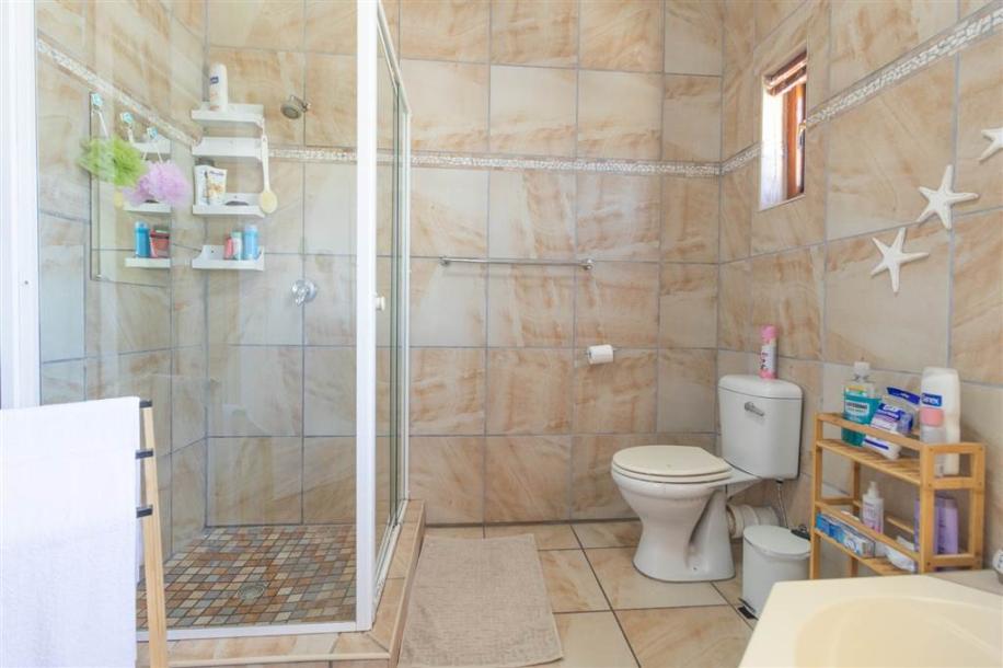 4 Bedroom House in Worcester and surrounds-10