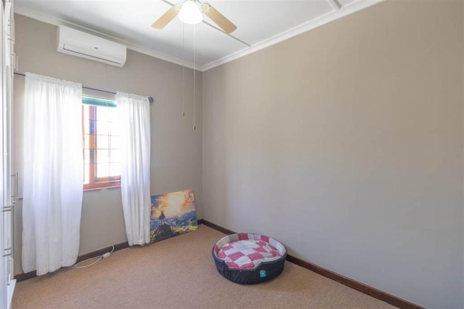 4 Bedroom House in Worcester and surrounds-9